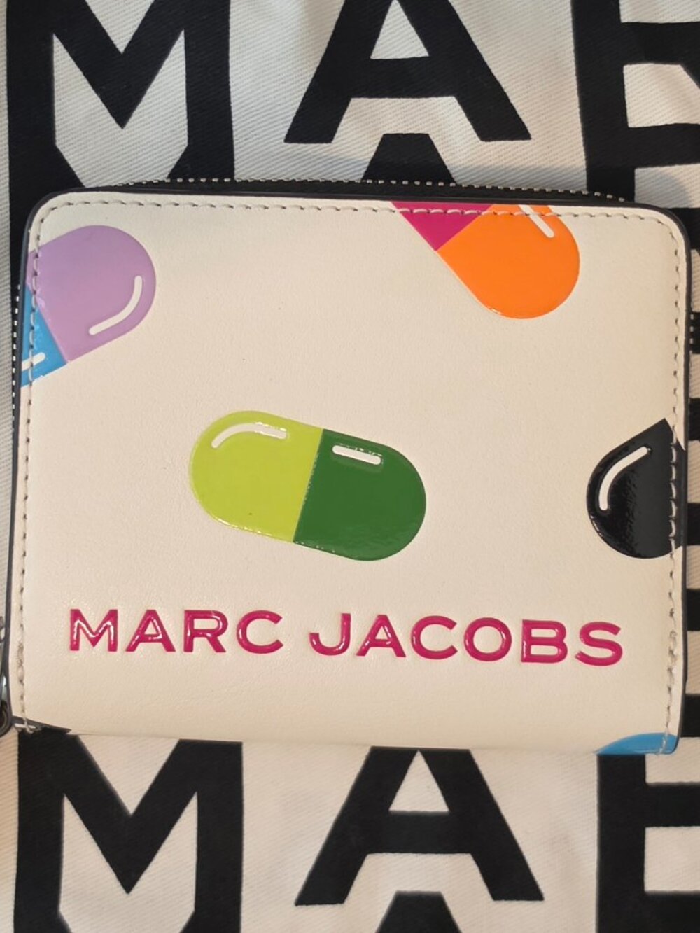 Marc Jacobs Vitamin (Pill) Camera Bag w/ Wallet & Keychain - Picture 7 of 14